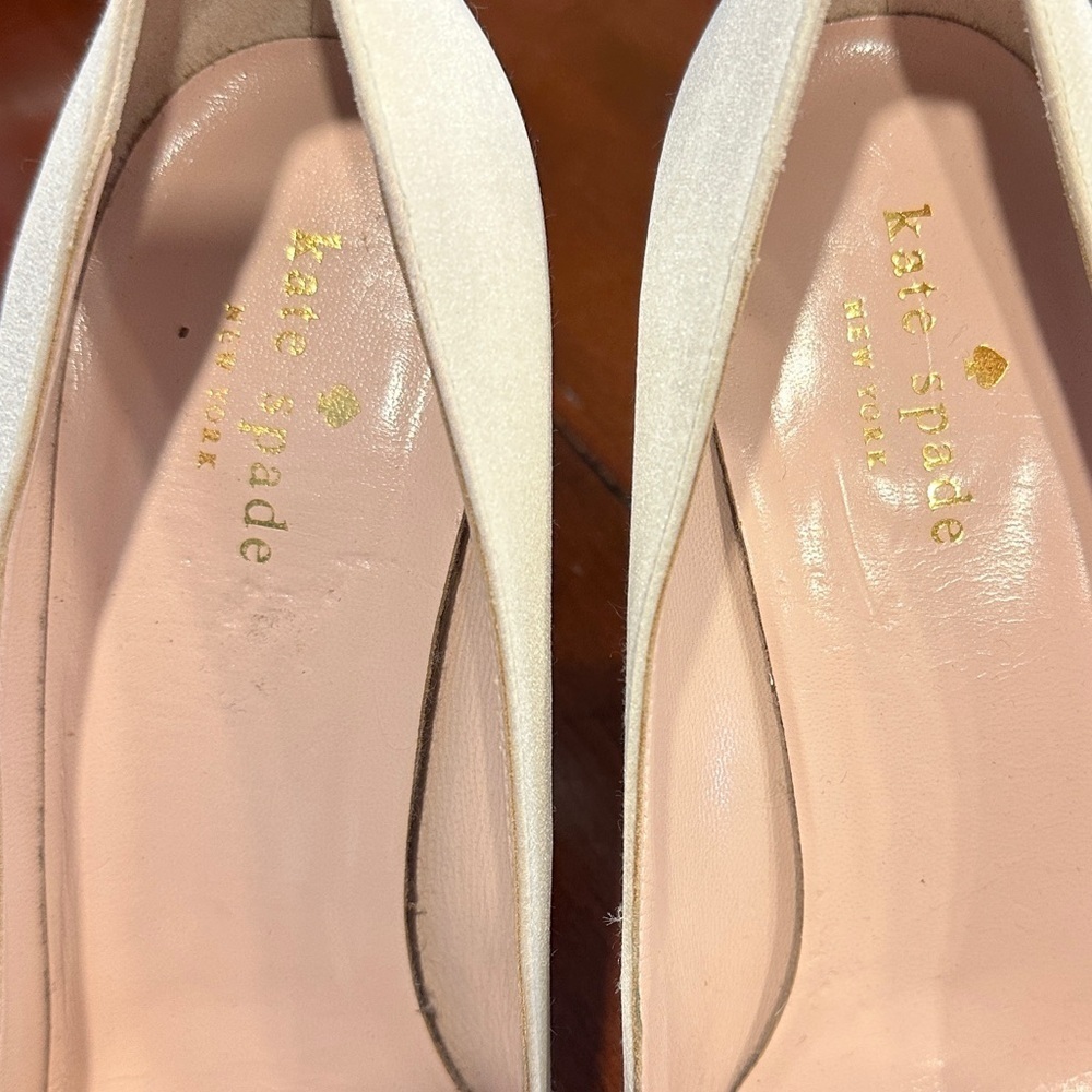 Kate Spade Satin Ivory Heels with Rose Embellishments (Size 8.5) - Picture 4 of 13